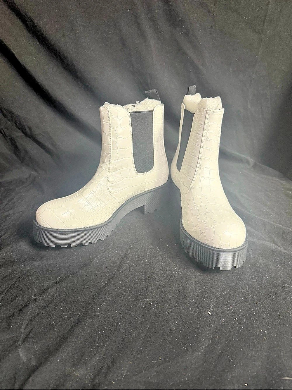 Dirty Laundry Women's 7.5 Off-White Croc Embossed Lug Chunky Sole Chelsea Boots